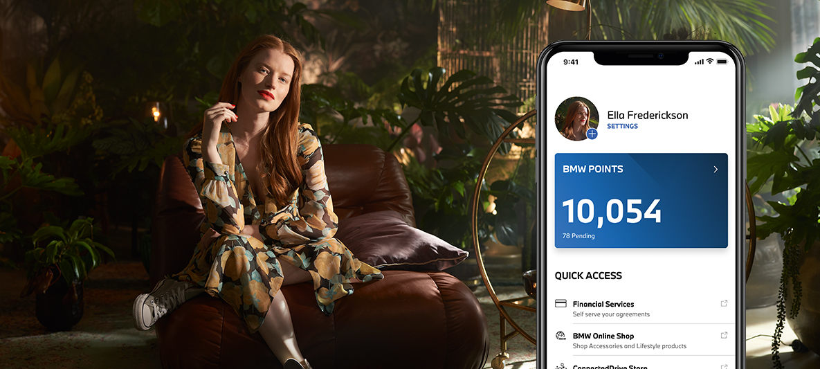 My BMW App elektrisch rijden en BMW Points sparen – vrouw zit op stoel voor planten My BMW App elektrisch rijden en BMW Points sparen – vrouw zit op stoel voor planten