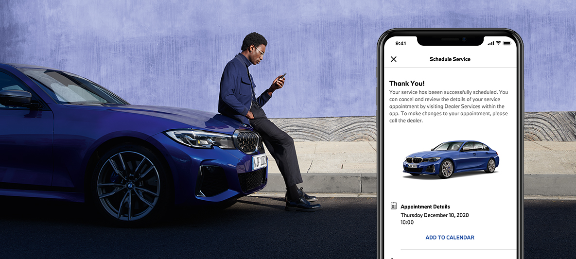 My BMW App serviceafspraken beheren – man zit op motorkap BMW My BMW App serviceafspraken beheren – man zit op motorkap BMW