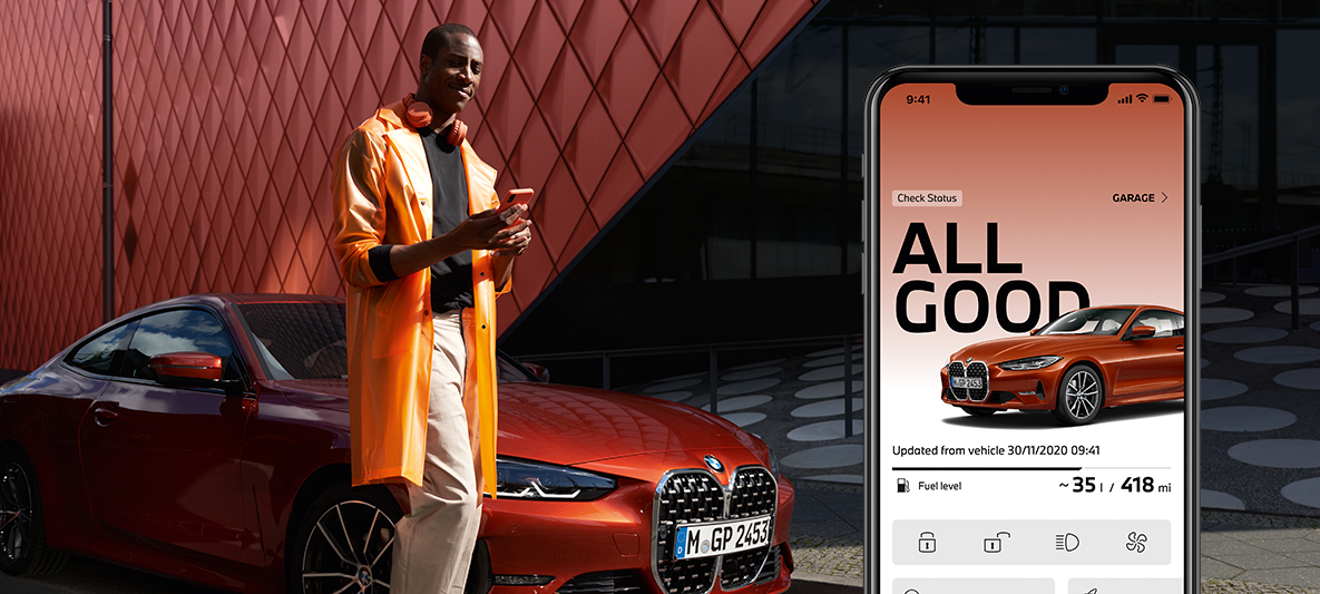 My BMW App status van auto checken – man met smartphone voor BMW 2 Serie Coupé My BMW App status van auto checken – man met smartphone voor BMW 2 Serie Coupé