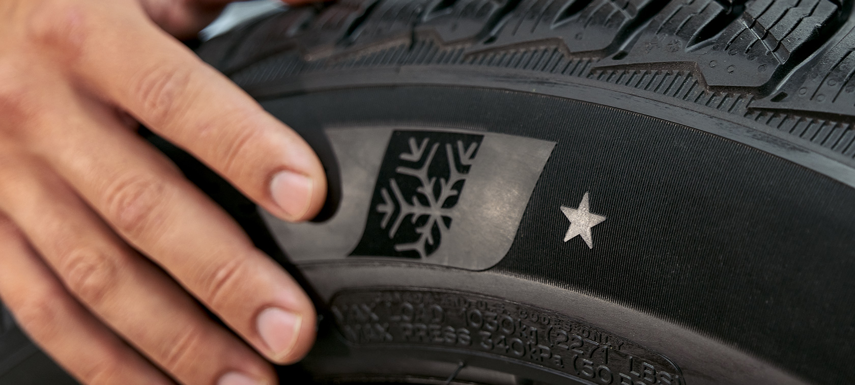 Complete BMW winterwielset met stermarkering Close-up van een complete BMW winterwielset met stermarkering