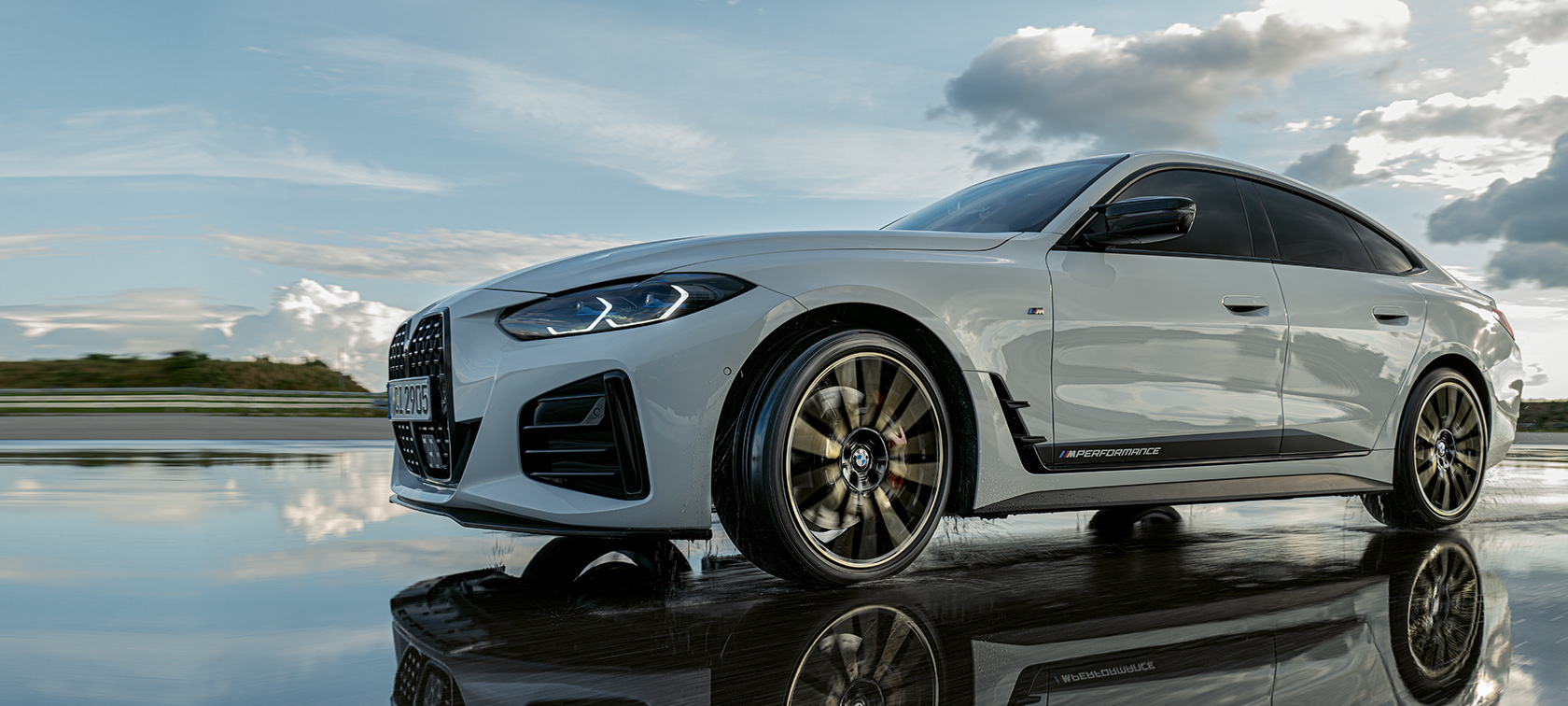 BMW 4 Serie Gran Coupé (G26) met M Performance Parts rijdend BMW 4 Serie Gran Coupé (G26) met M Performance Parts rijdend