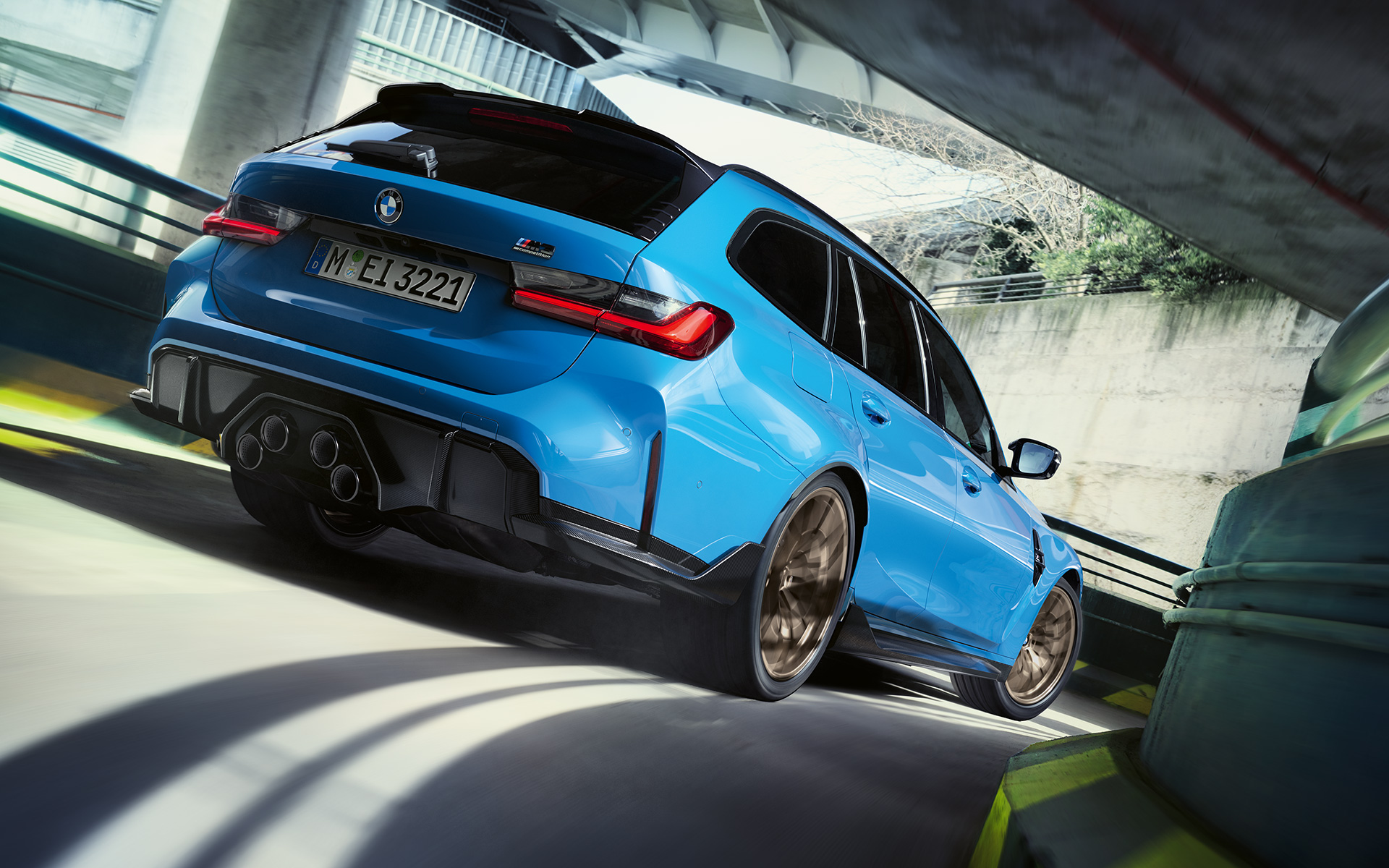 BMW M3 Touring G81 BMW M Performance Parts driekwart achteraanzicht BMW M3 Touring G81 BMW M Performance Parts driekwart achteraanzicht rijdend