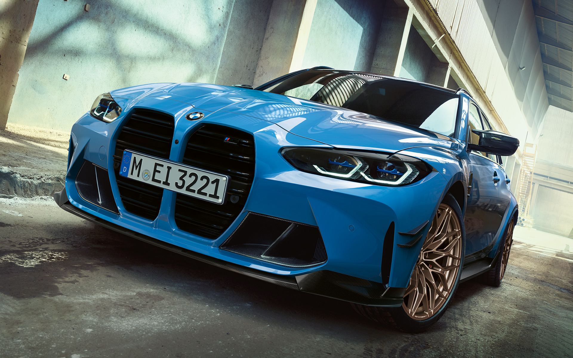 BMW M3 Touring G81 BMW M Performance Parts driekwart vooraanzicht BMW M3 Touring G81 BMW M Performance Parts driekwart vooraanzicht rijdend