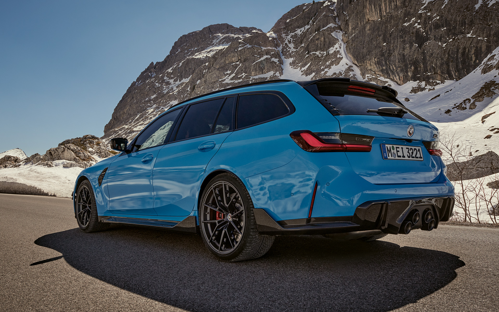 BMW M3 Touring G81 BMW M Performance Parts driekwart zijaanzicht BMW M3 Touring G81 BMW M Performance Parts driekwart zijaanzicht rijdend