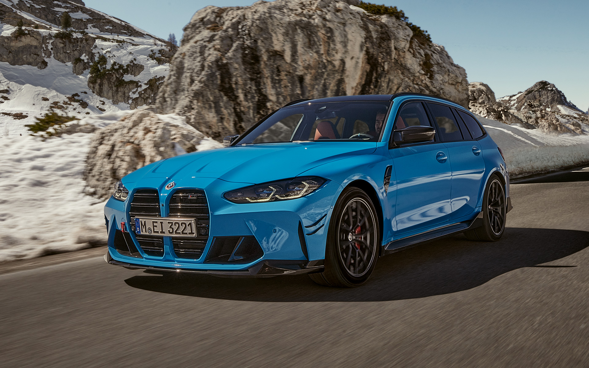 BMW M3 Touring G81 BMW M Performance Parts driekwart vooraanzicht BMW M3 Touring G81 BMW M Performance Parts driekwart vooraanzicht rijdend