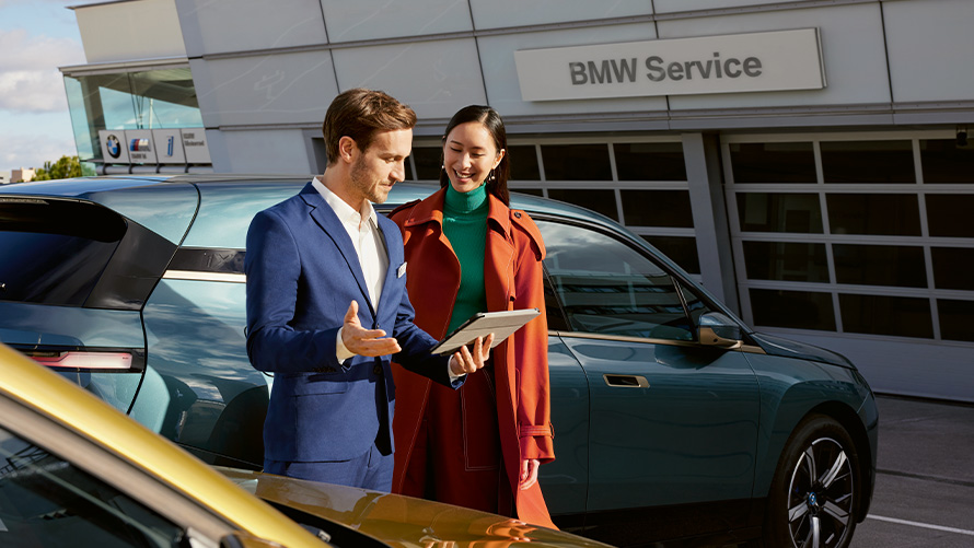 BMW Service BMW Service BMW medewerker adviseert vrouwelijke klant