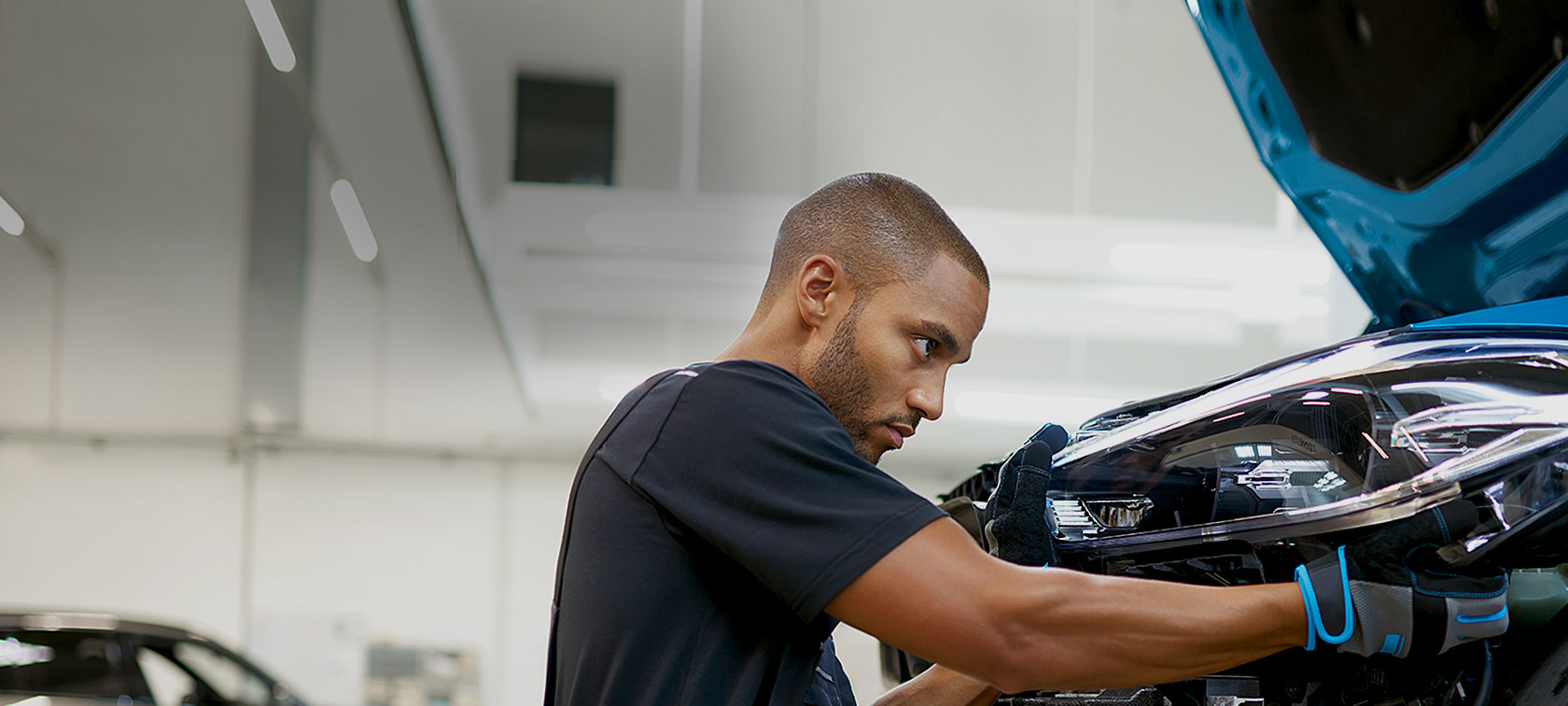 BMW Service schadeherstel BMW Service schadeherstel medewerker werkplaats
