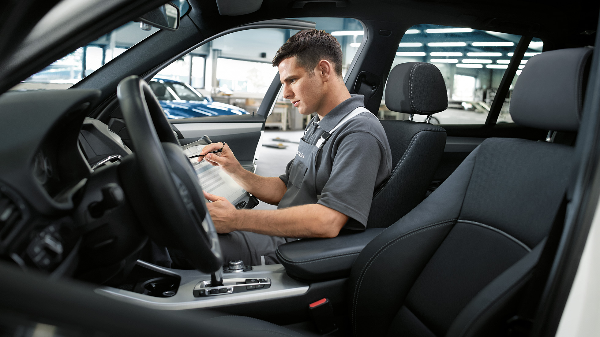 BMW reparatieservice interieurherstel We zien een monteur die het interieur controleert
