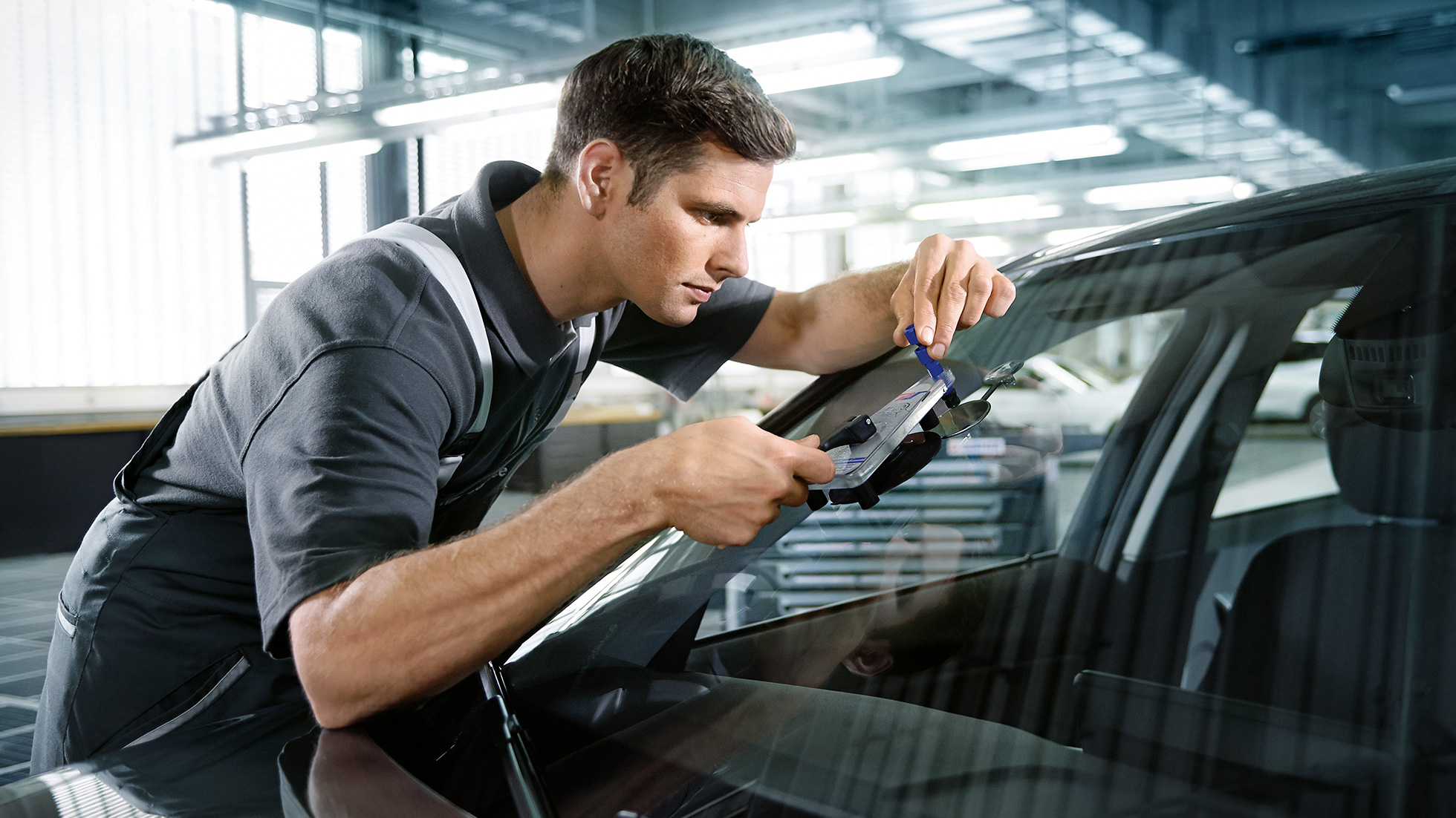 BMW reparatieservice ruitherstel We zien een monteur die een ruit herstelt