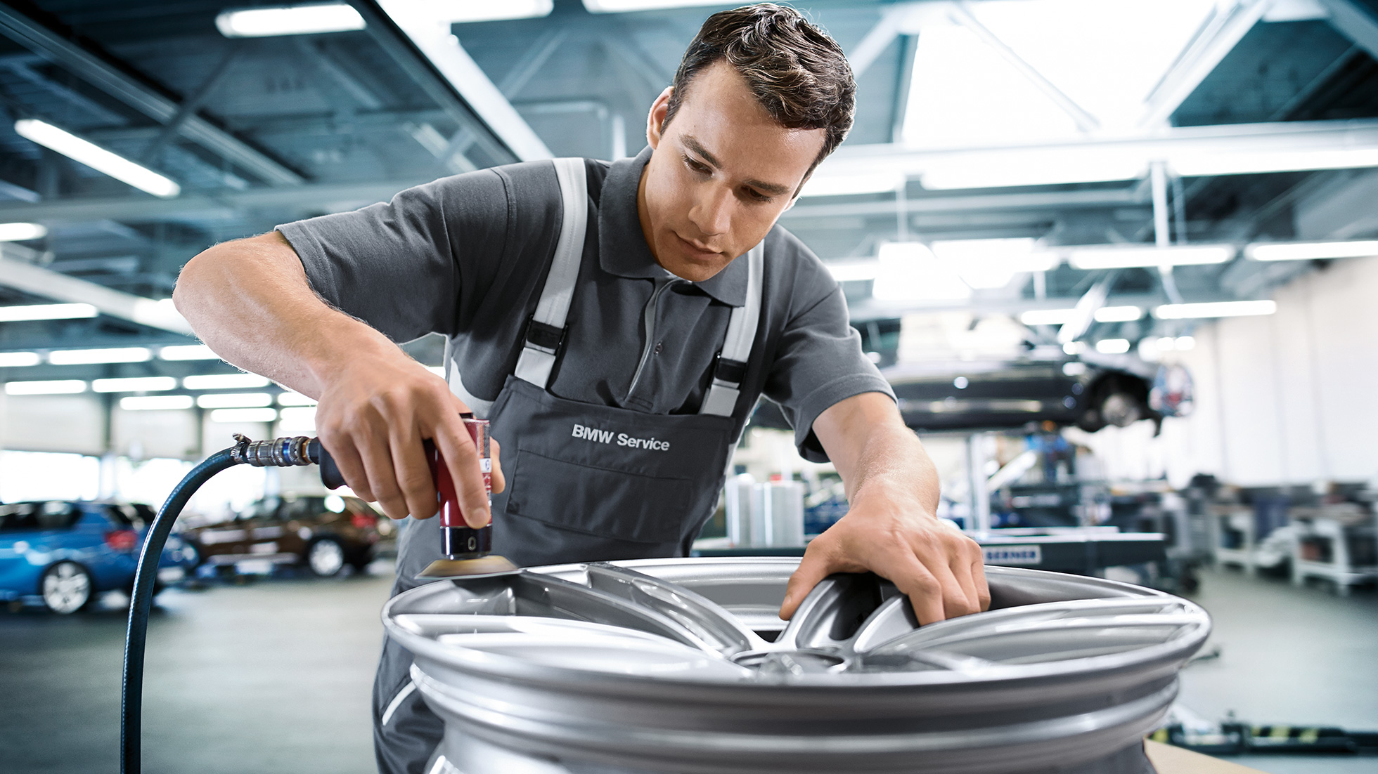 BMW reparatieservice velgherstel We zien een monteur die een BMW velg repareert