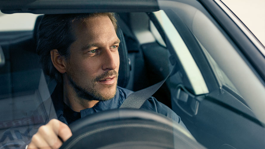 BMW Service Inclusive BMW Service Inclusive: man in een BMW
