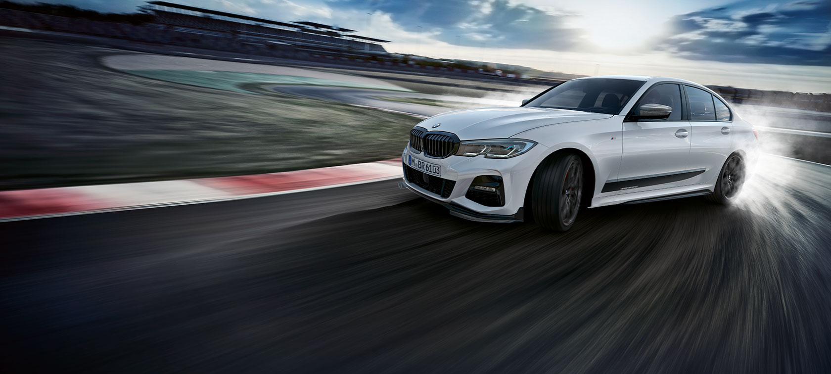 BMW M Performance Parts BMW M Performance Parts: witte BMW rijdt op racebaan