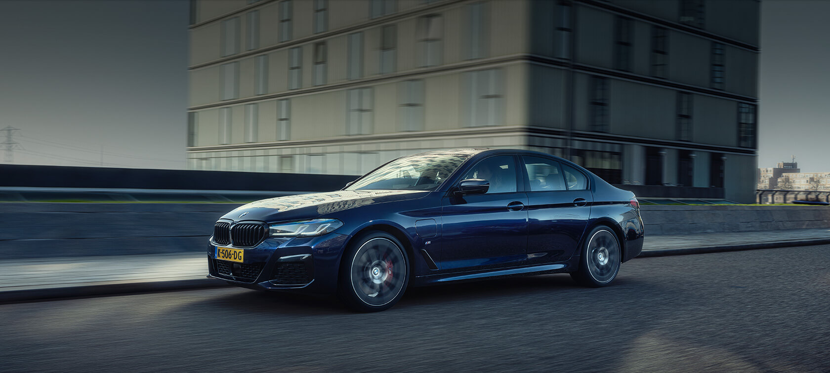 BMW 5 Serie Sedan G30 stilstaand BMW 5 Serie Sedan G30 facelift Phytonicblau vogelperspectief
