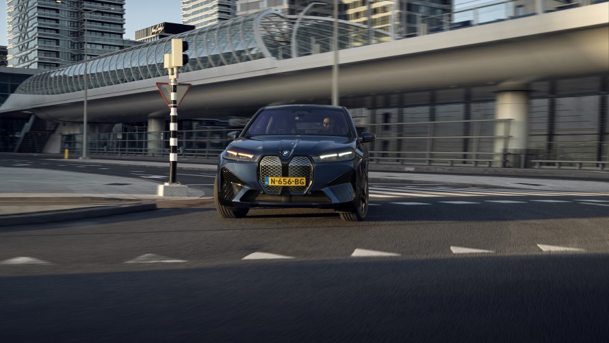 BMW iX i20 elektrische SUV BMW iX xDrive50 prestaties BMW iX i20 elektrische SUV BMW iX xDrive50 Aventurinrot rijdend prestaties