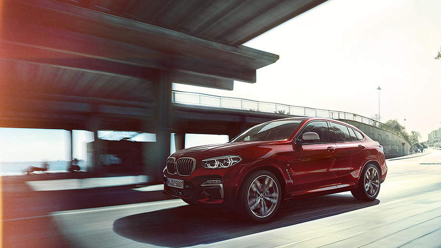 BMW X4 rijdend BMW X4 rijdend