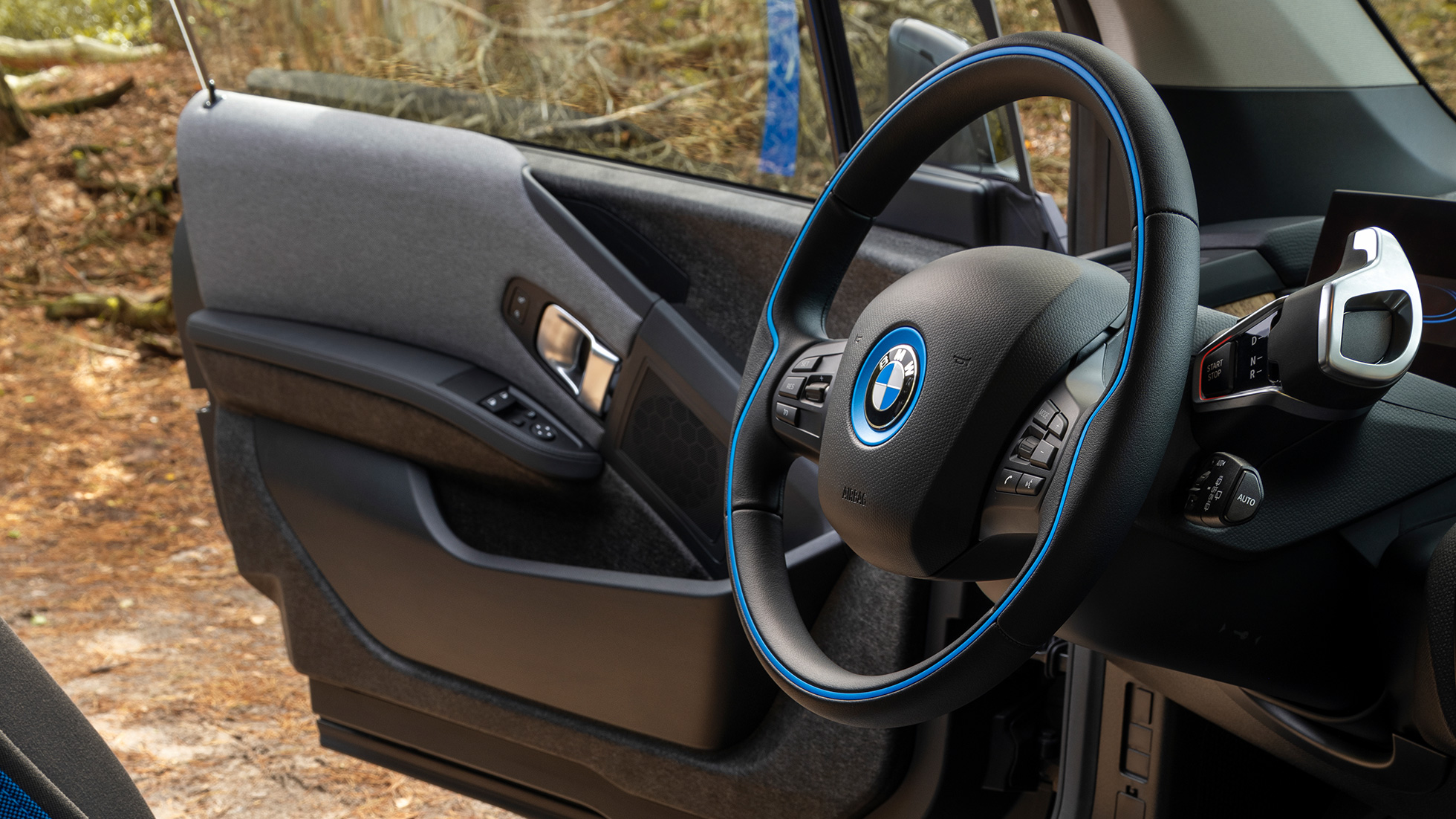 DUURZAAM GEBOREN. De BMW i3 wordt gebouwd in een speciale fabriek die draait op 100% duurzame windenergie, afkomstig van zijn eigen windturbines.