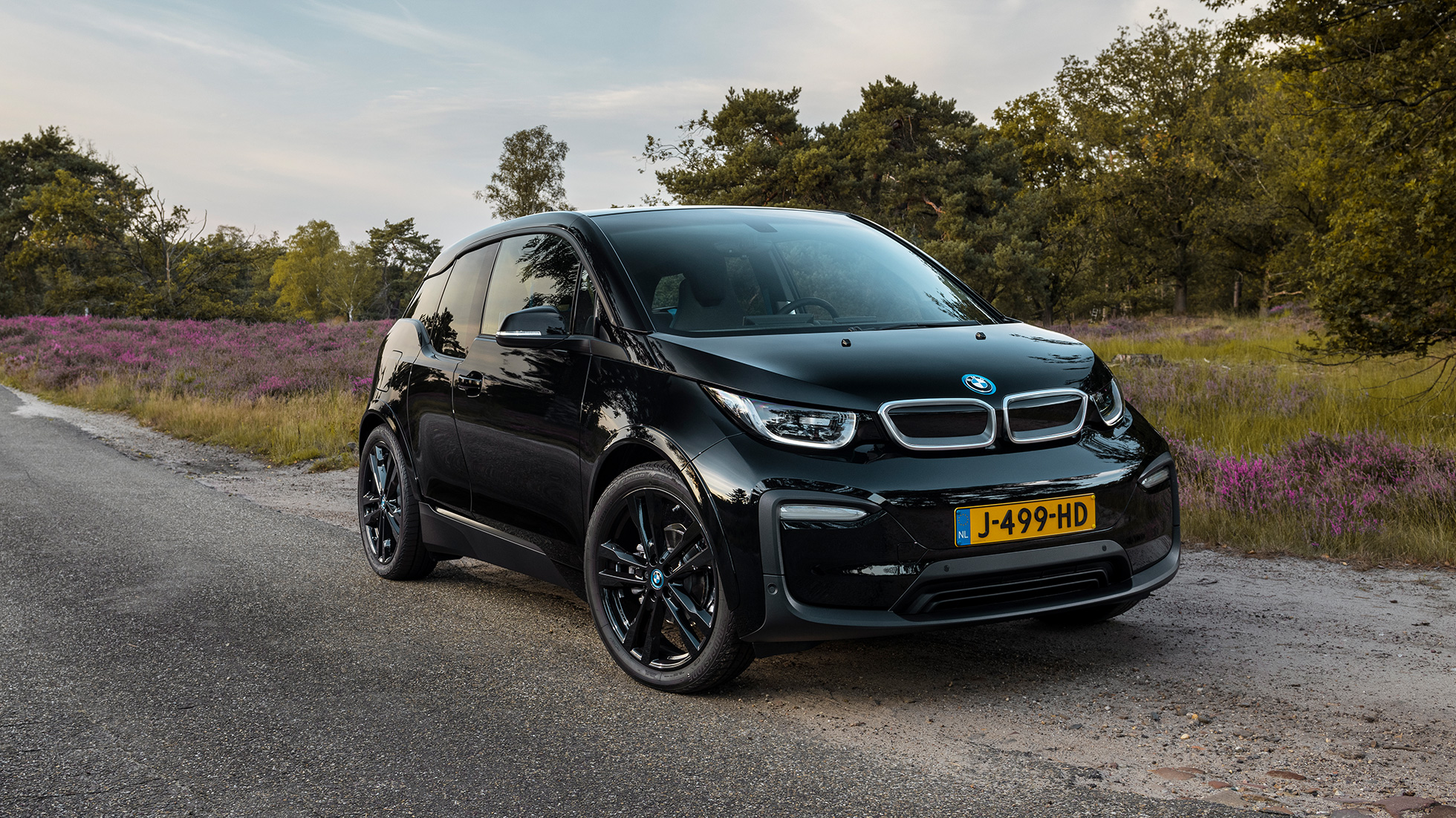 IN DE GENEN: 100% RIJPLEZIER. De nieuwe, krachtige accu en de lichte, duurzame materialen maken de BMW i3 een waar genot om in te rijden.