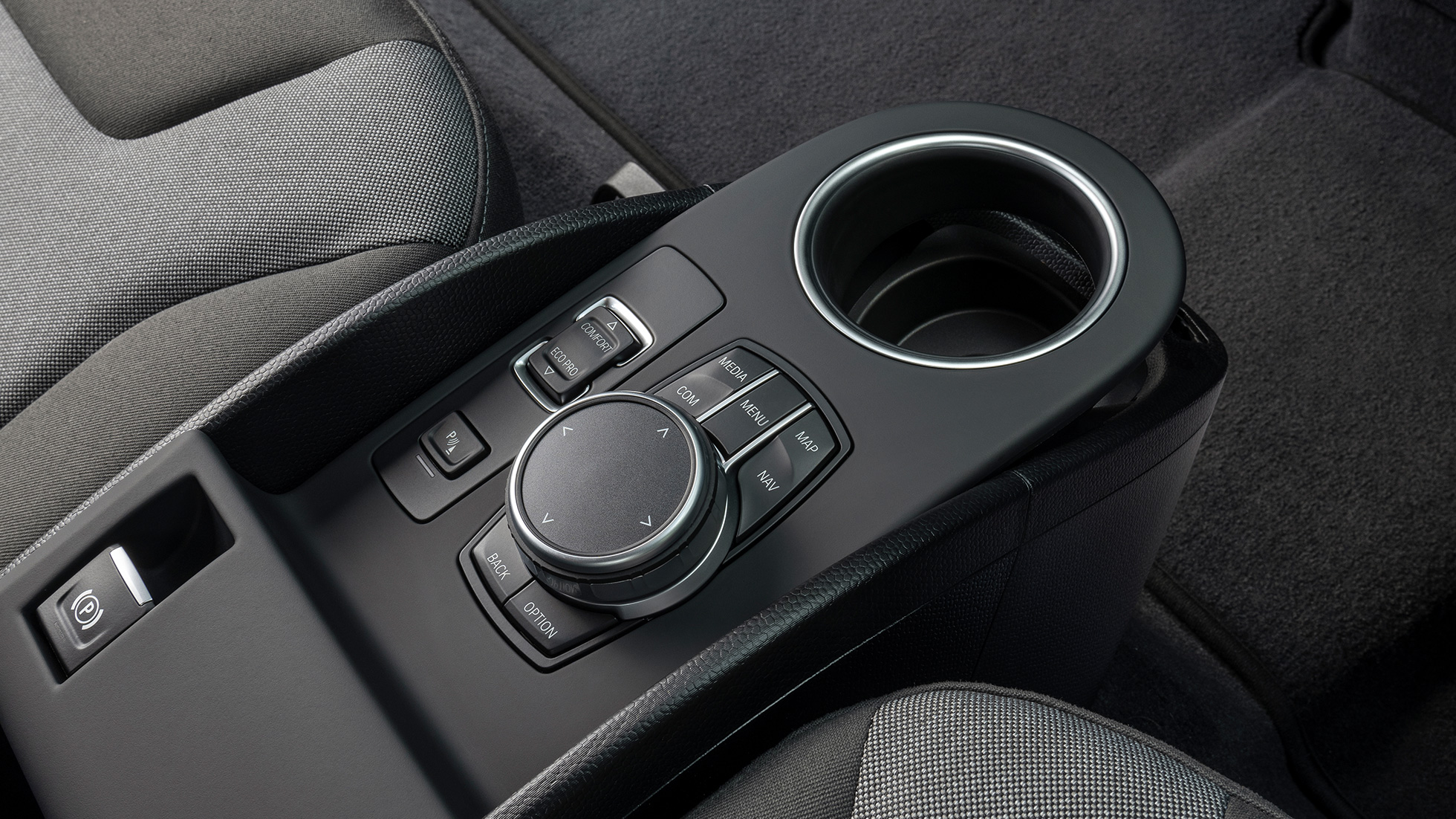 GEMAAKT VAN GERECYCLEDE EN NATUURLIJKE MATERIALEN. U zou het niet zeggen, maar deze vloermatten zijn gemaakt van recyclede visnetten. Niet voor niets is de BMW i3 de duurzaamste.