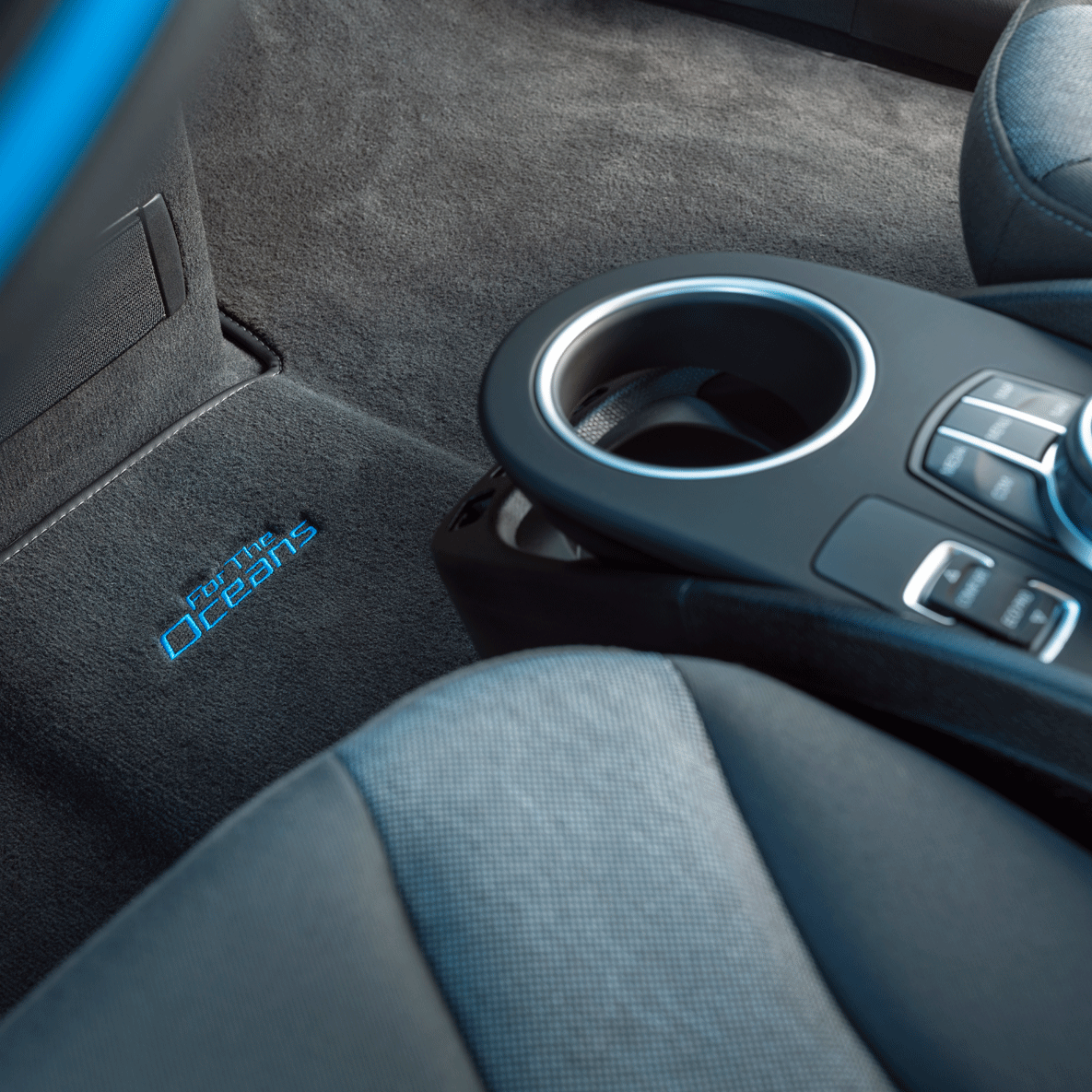 GEMAAKT VAN GERECYCLEDE EN NATUURLIJKE MATERIALEN. U zou het niet zeggen, maar deze vloermatten zijn gemaakt van recyclede visnetten. Niet voor niets is de BMW i3 de duurzaamste.