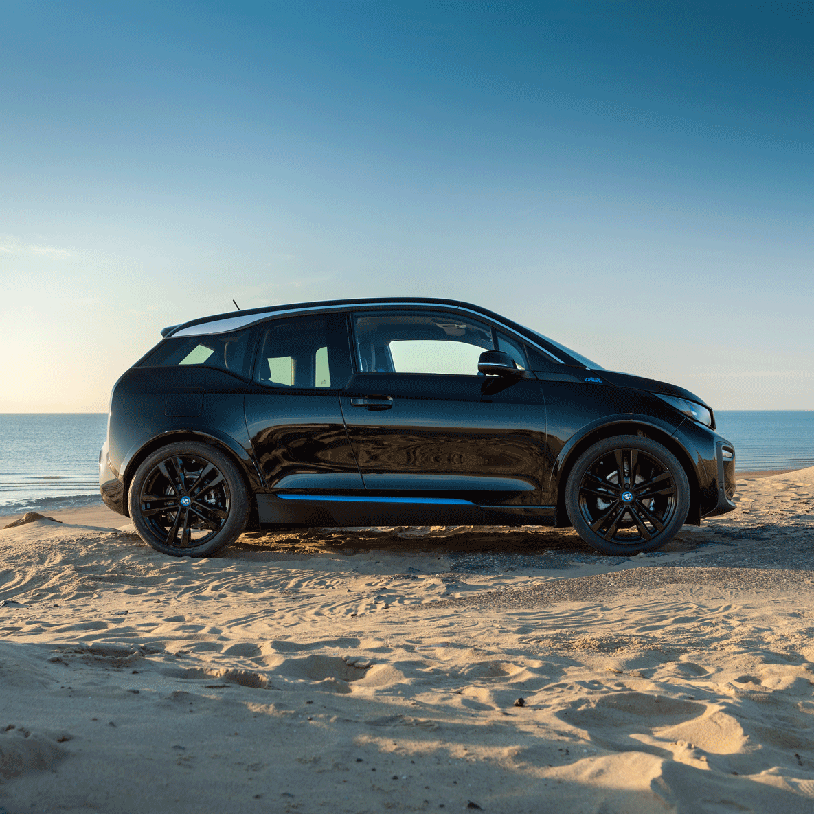 IN DE GENEN: 100% RIJPLEZIER. De nieuwe, krachtige accu en de lichte, duurzame materialen maken de BMW i3 een waar genot om in te rijden.