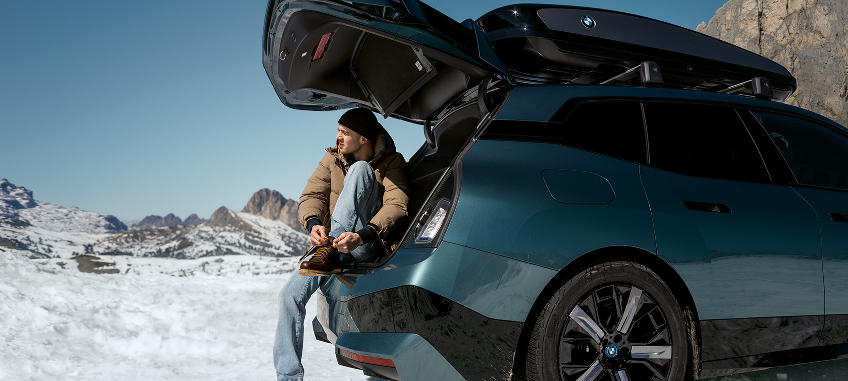 Originele BMW Accessoires en BMW Service voor herfst en winter BMW in sneeuwlandschap