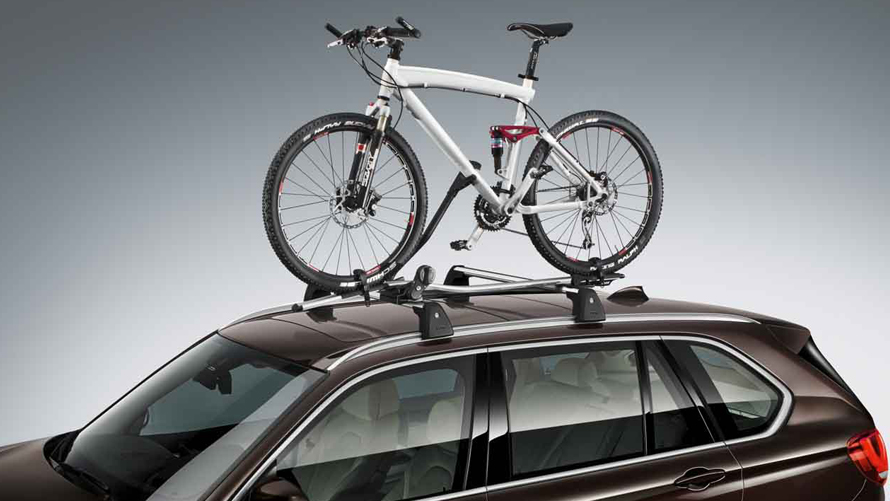 BMW transportsystemen fietsdragers We zien een fiets op een fietsdrager die is vastgezet op een BMW