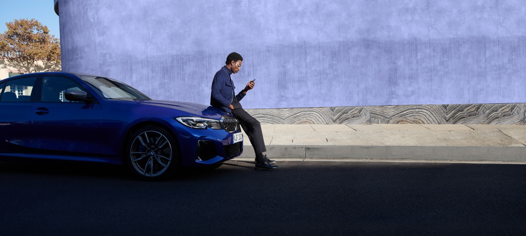 My BMW App man voor BMW met smartphone My BMW App man voor BMW met smartphone