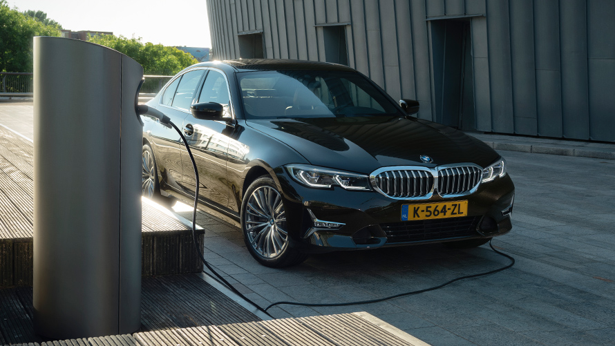 BMW 320e SEDAN. bmw-emobility-phev-model-carousel-3er-sedan-01