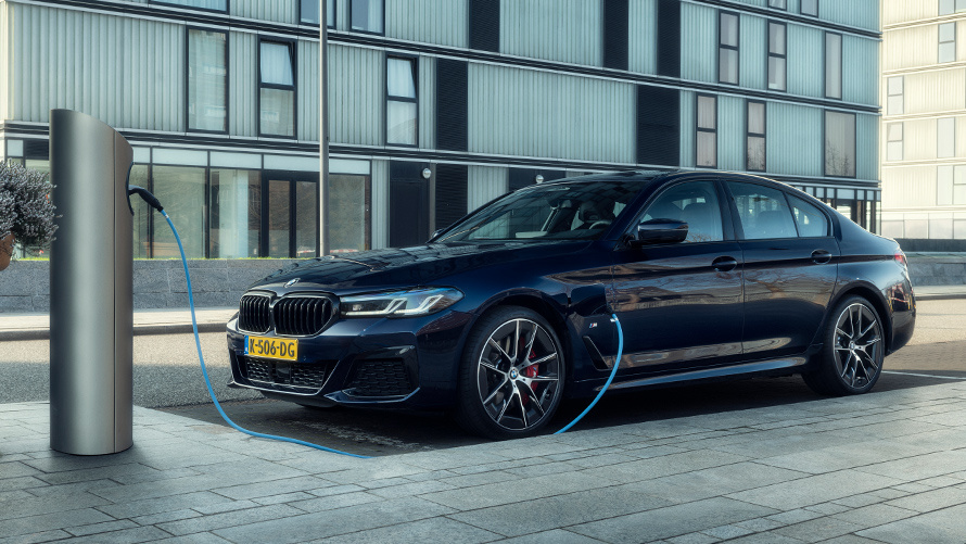 BMW 520e SEDAN. bmw-emobility-phev-model-carousel-5er-sedan-03