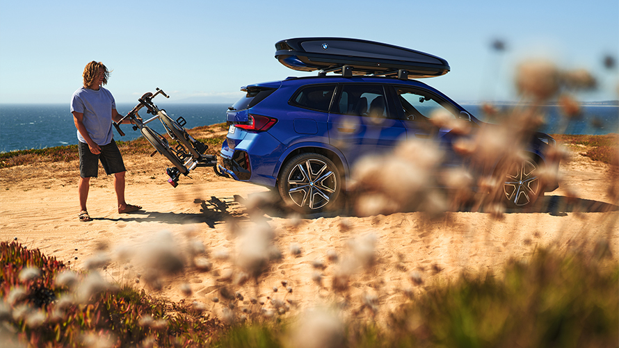 Lachend meisje voor bergpanorama