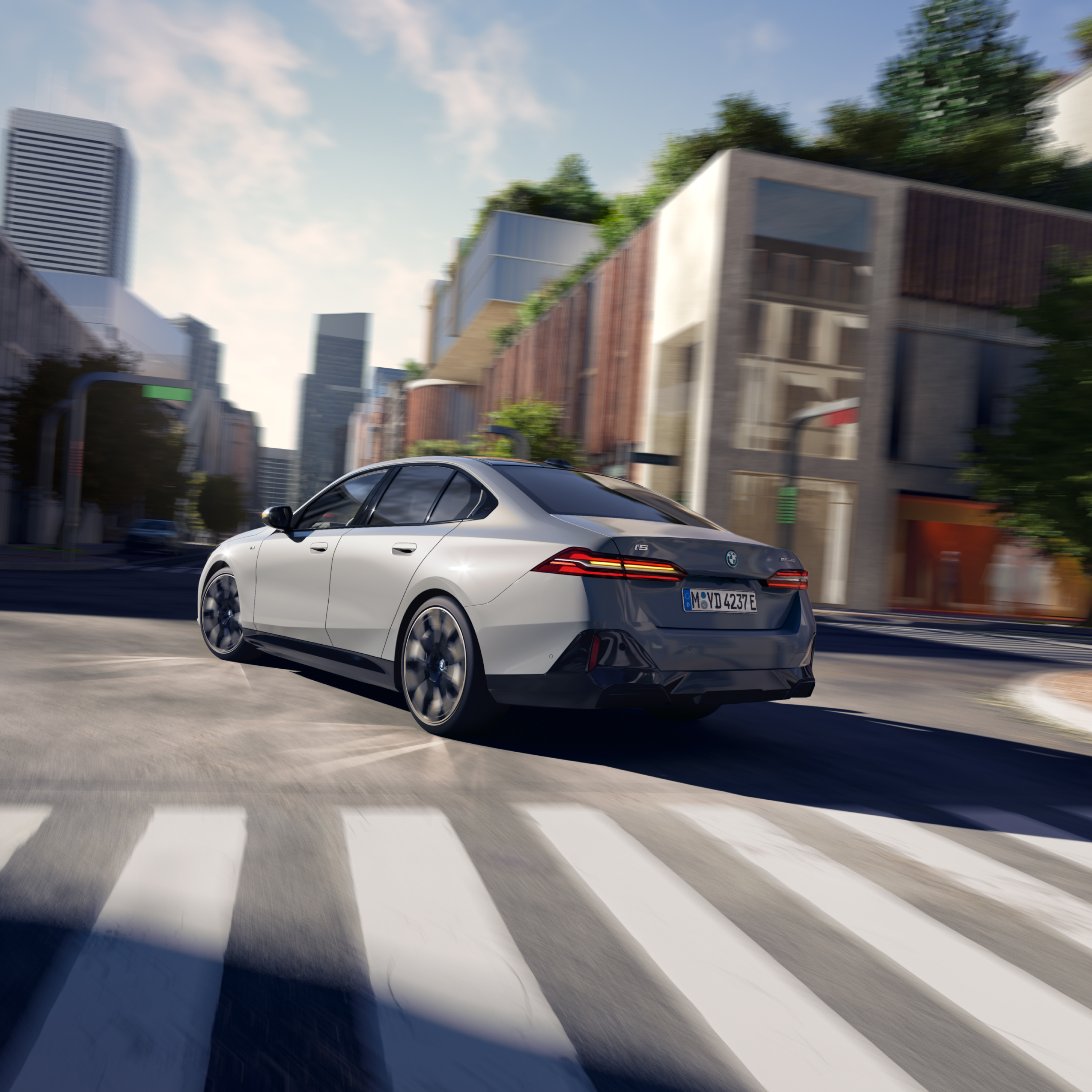 Achteraanzicht van een grijze BMW i5 in de stad