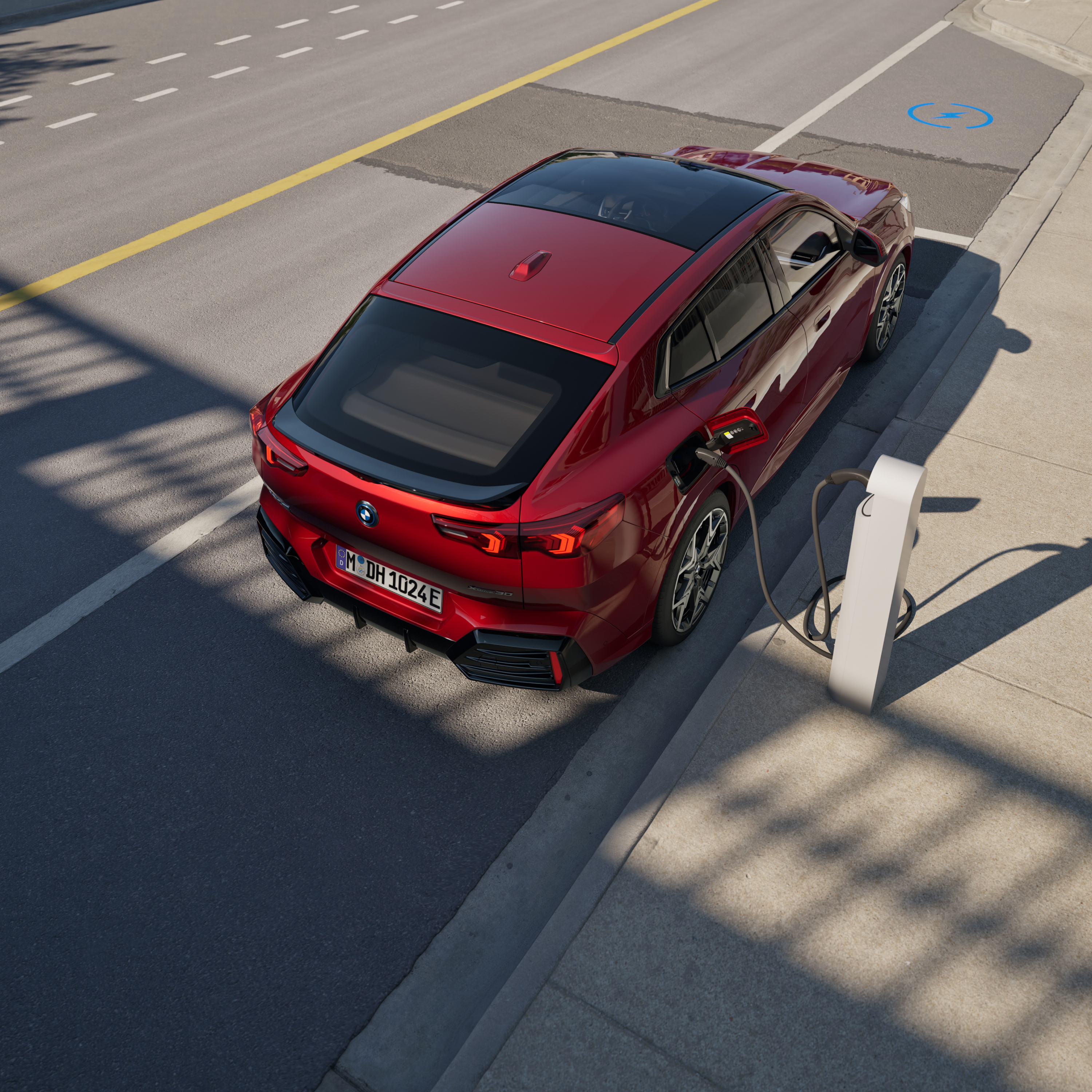 BMW laadt op bij een laadstation