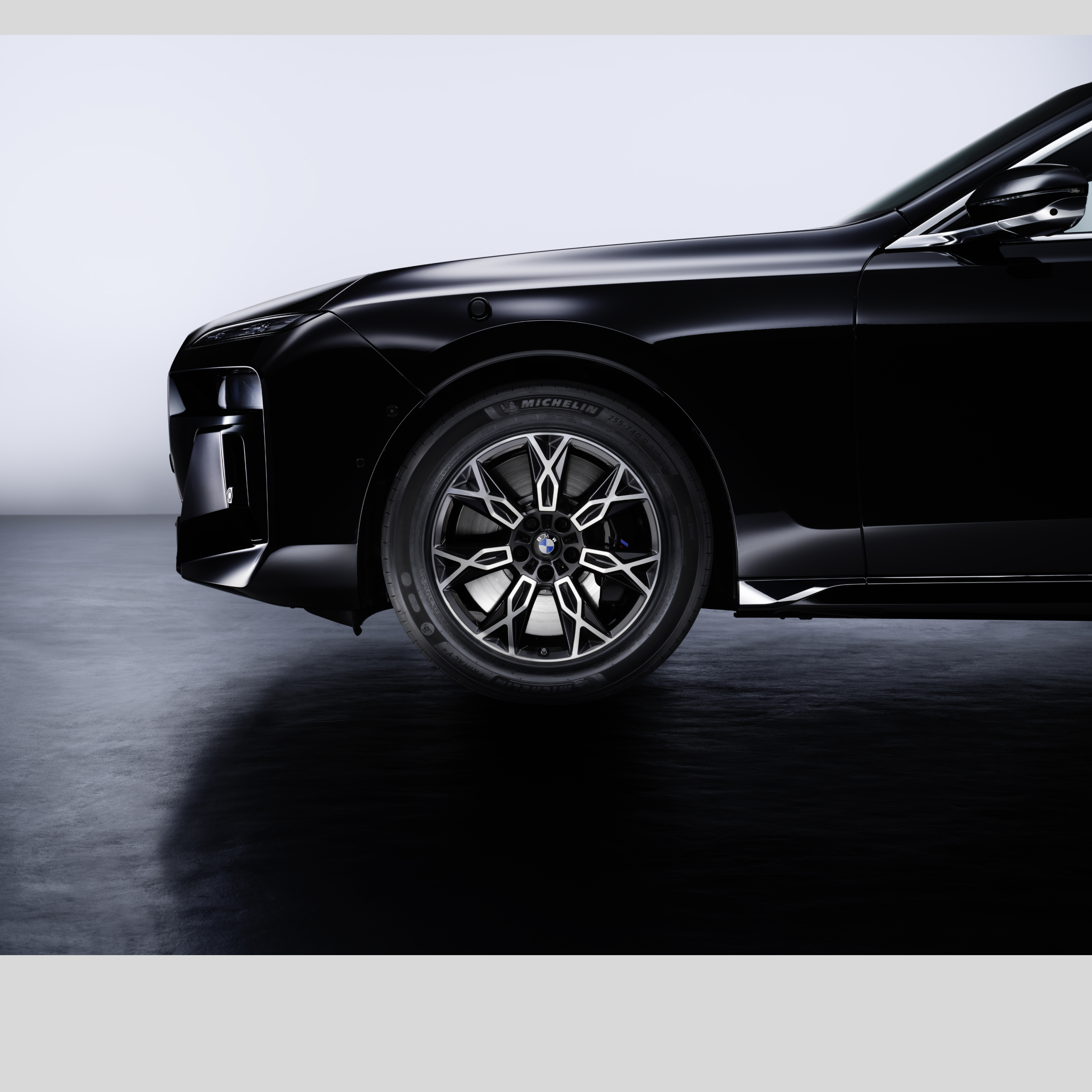 Detail van een BMW voorwiel met band