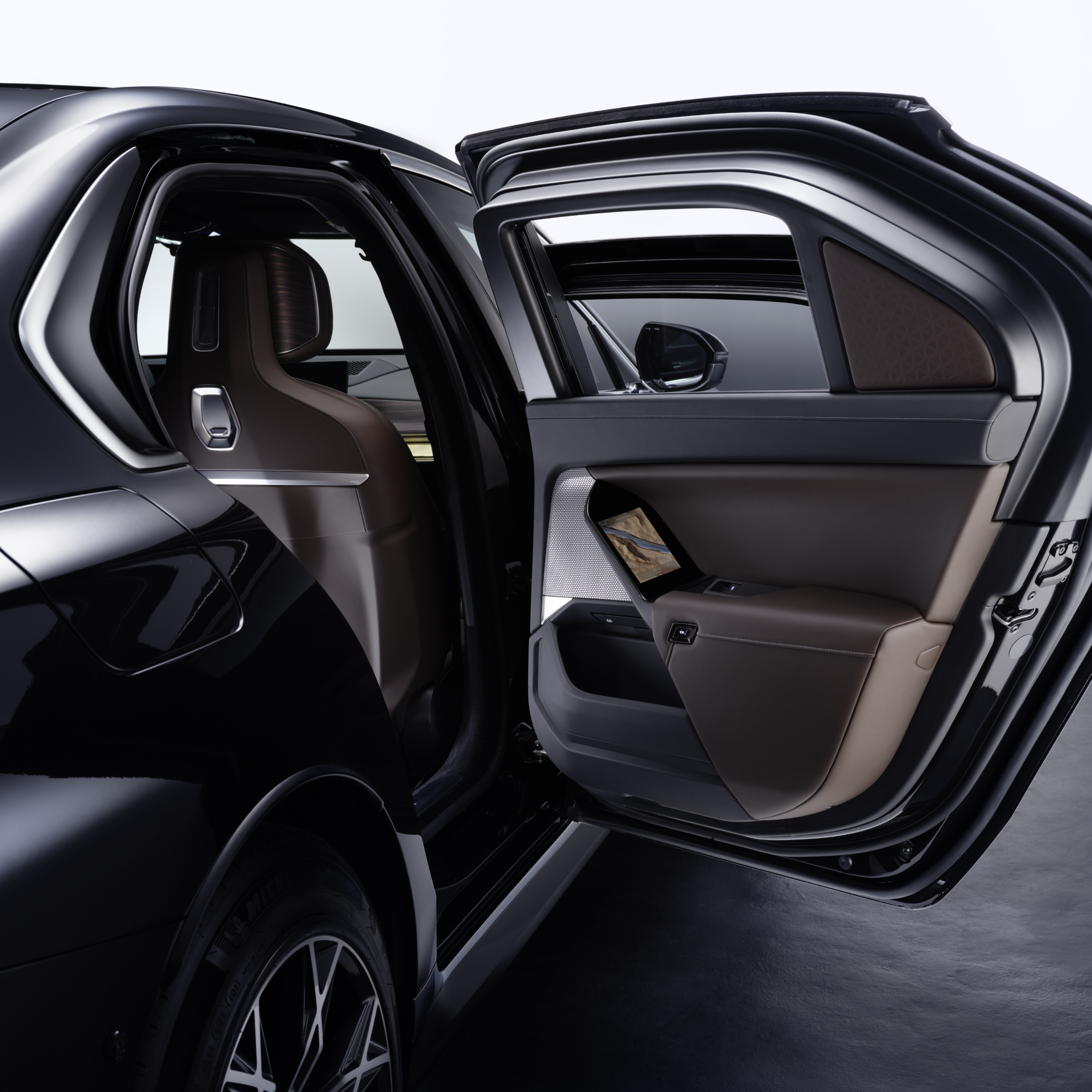 Detail van een BMW met geopend portier