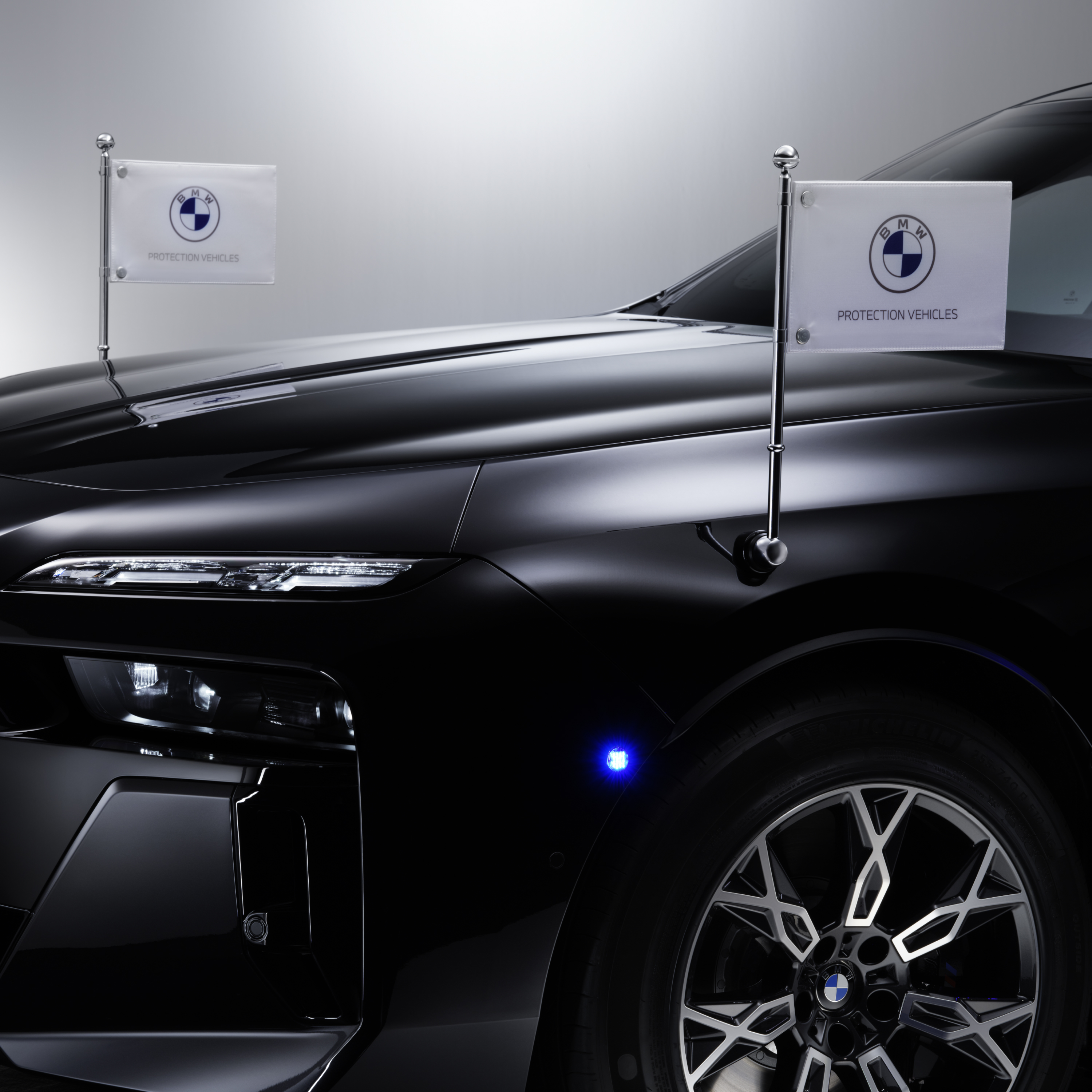 Detailbeeld van een BMW met twee standaardhouders aan de voorzijde