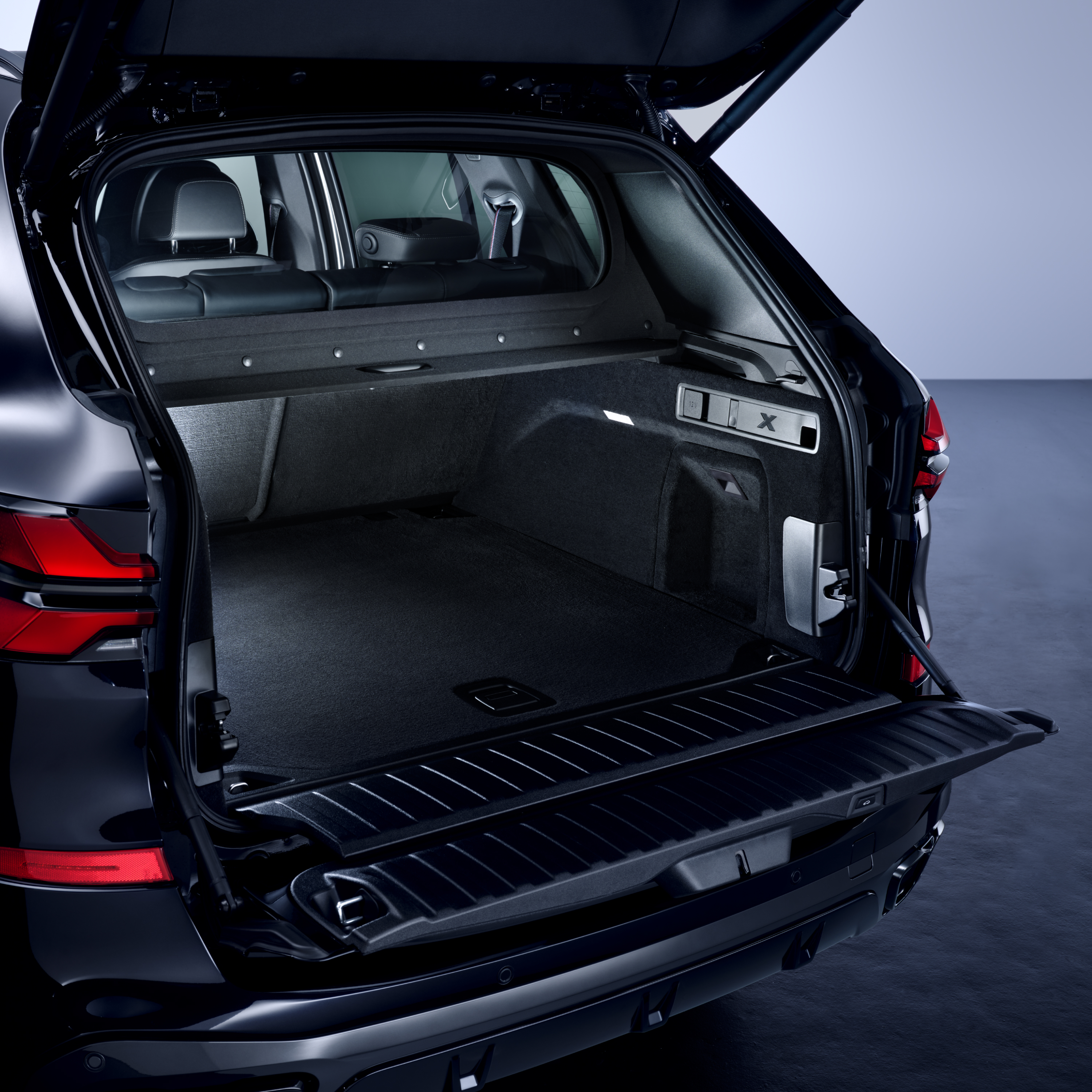 Detailbeeld van de geopende achterklep van een gepantserde BMW met zicht op het inzittendencompartiment