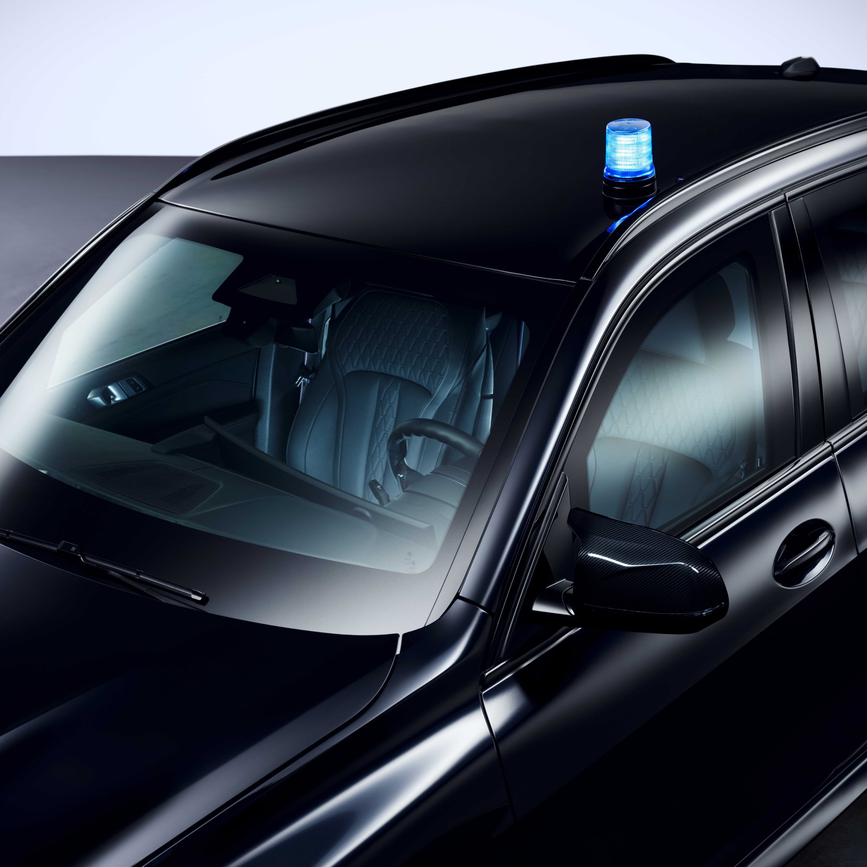 Detailbeeld van het dak van een gepantserde BMW met controlelampje