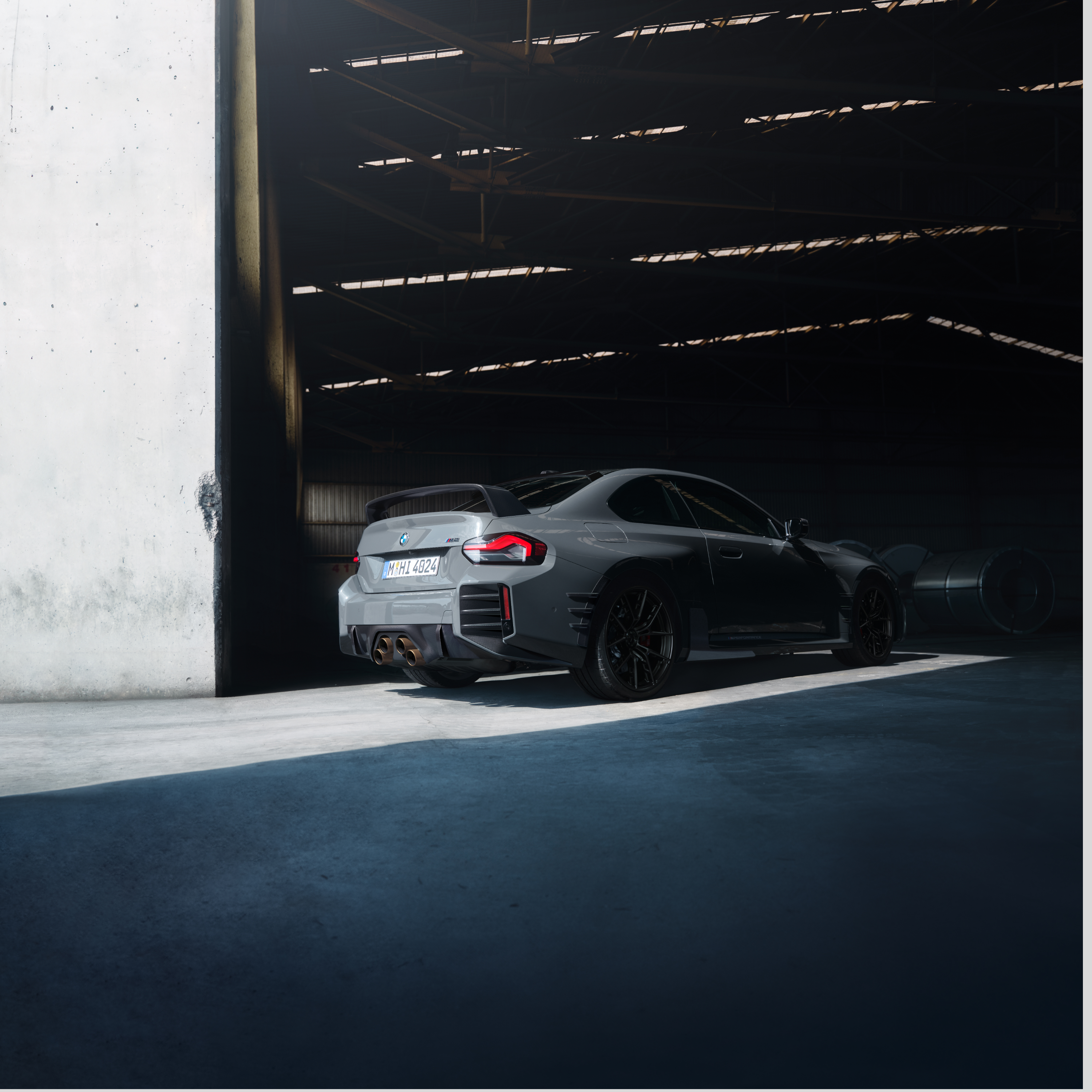 BMW staat voor de poort van een grote hal