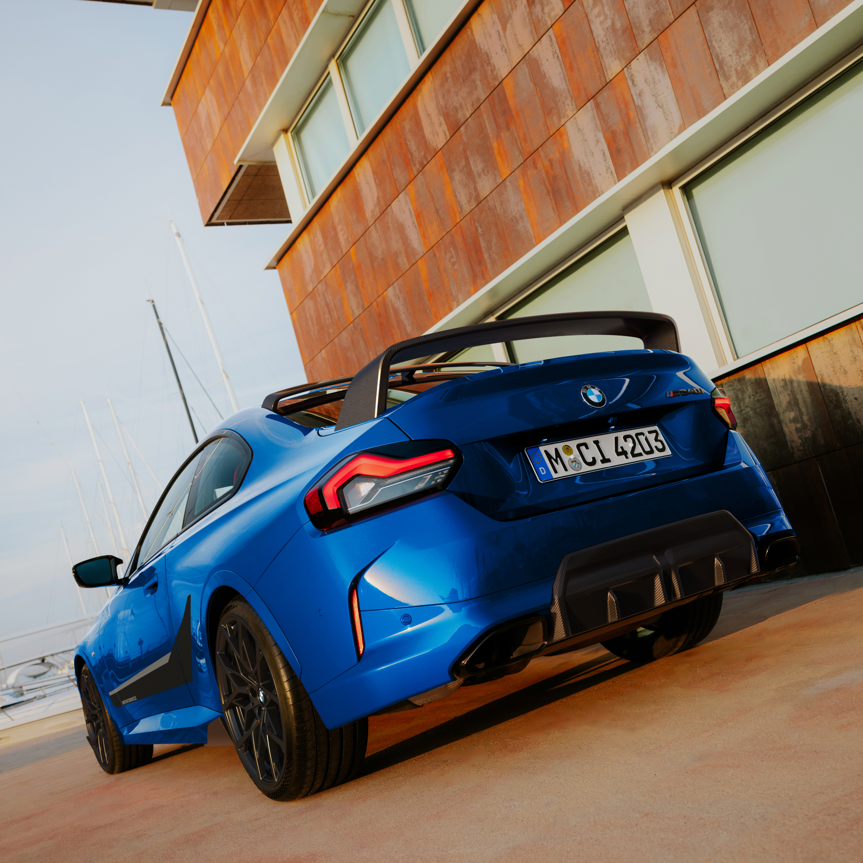 BMW met M Performance achterspoiler staat voor een huis