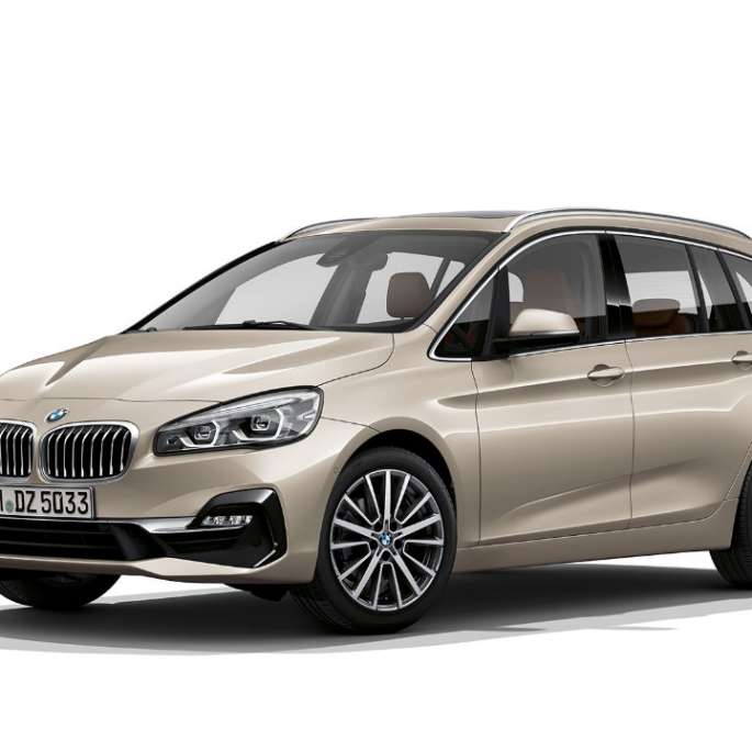 BMW 2 Serie Gran Tourer 218d xDrive Model Luxury Line F46 Facelift 2018 Jucarobeige metallic driekwart vooraanzicht 