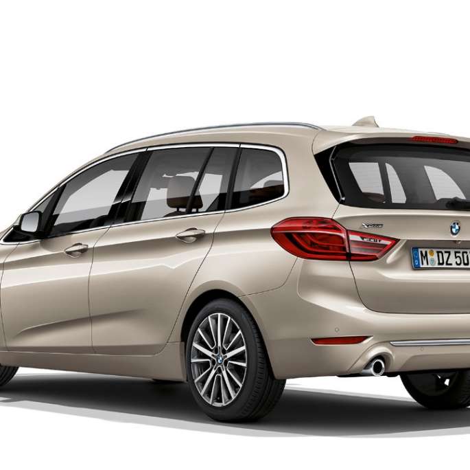 BMW 2 Serie Gran Tourer 218d xDrive Model Luxury Line F46 Facelift 2018 Jucarobeige metallic driekwart achteraanzicht 