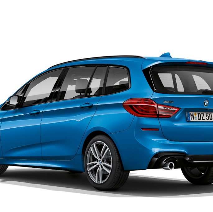 BMW 2 Serie Gran Tourer 220d xDrive Model M Sport F46 Facelift 2018 Estoril Blau metallic driekwart achteraanzicht 