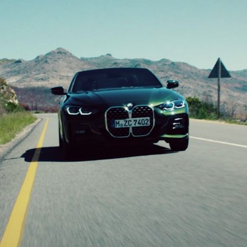Vooraanzicht rijdend BMW 4 Serie Cabrio G23 BMW 4 Serie Cabrio G23 Sanremo Green metallic vooraanzicht rijdend