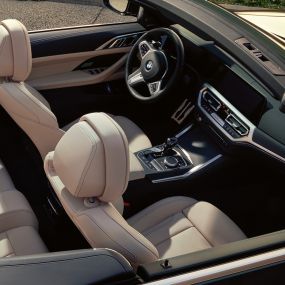 Interieur BMW 4 Serie Cabrio G23 BMW 4 Serie Cabrio G23 Sanremo Green metallic interieur met geopende cabriokap